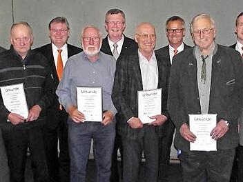 Die Raiffeisenbank Obermain Nord ehrte Mitglieder für 50 und 60 Jahre Treue. Unser Bild zeigt (von links): Mitarbeiterin Katharina Hohner, Zweiten Bürgermeister Bernd Rebhan aus Küps, Edwin Wendel, Vorstandsvorsitzenden Thomas Siebenaller, Herbert Kolb, Aufsichtsratsvorsitzenden Georg Vonbrunn, Horst Pöhlmann, Vorstand Andreas Fischer, Helmut Heumann, Teamleiter Steffen Matuschek und Bürgermeister Egon Herrmann.  Foto: Dieter Wolf