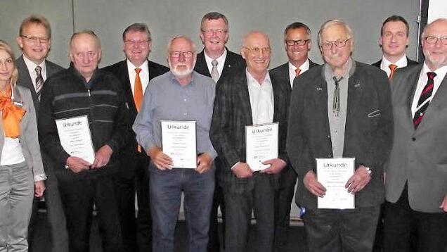Die Raiffeisenbank Obermain Nord ehrte Mitglieder für 50 und 60 Jahre Treue. Unser Bild zeigt (von links): Mitarbeiterin Katharina Hohner, Zweiten Bürgermeister Bernd Rebhan aus Küps, Edwin Wendel, Vorstandsvorsitzenden Thomas Siebenaller, Herbert Kolb, Aufsichtsratsvorsitzenden Georg Vonbrunn, Horst Pöhlmann, Vorstand Andreas Fischer, Helmut Heumann, Teamleiter Steffen Matuschek und Bürgermeister Egon Herrmann.  Foto: Dieter Wolf