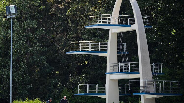 Der Unglücksturm im Kulmbacher Freibad, wo zwei junge Männer beim Sprung in das leere Becken starben, soll abgebrochen und - wenn finanzierbar - durch einen Neubau ersetzt werden. Foto: Nicolas Armer/dpa