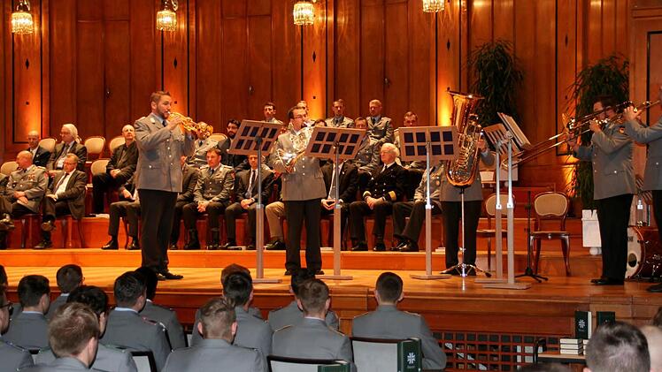 Die Bläserformation des Heeresmusikkorps Veitshöchheim umrahmte den Festakt musikalisch.  Foto: Werner Vogel