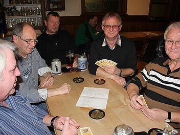 Die Mark-Karter aus Reckendorf: Klaus Hoffmann, Günter Schneider, Auswechselspieler Horst Volkmuth, Georg Wolfschmidt und Rudolf Endrich (von links) mit ihrem Kart-Freibrief der Ehefrauen,