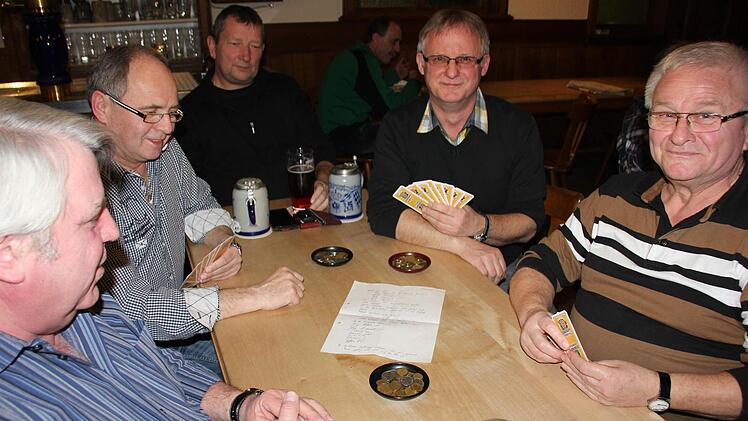 Die Mark-Karter aus Reckendorf: Klaus Hoffmann, Günter Schneider, Auswechselspieler Horst Volkmuth, Georg Wolfschmidt und Rudolf Endrich (von links) mit ihrem Kart-Freibrief der Ehefrauen,