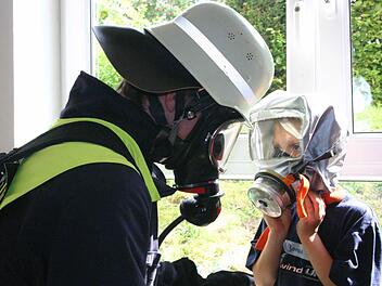 Seit Jahren gehen die Feuerwehren des Kreises Lichtenfels in Kindergärten und Schulen, um Nachwuchs zu werben. Foto: Matthias Einwag