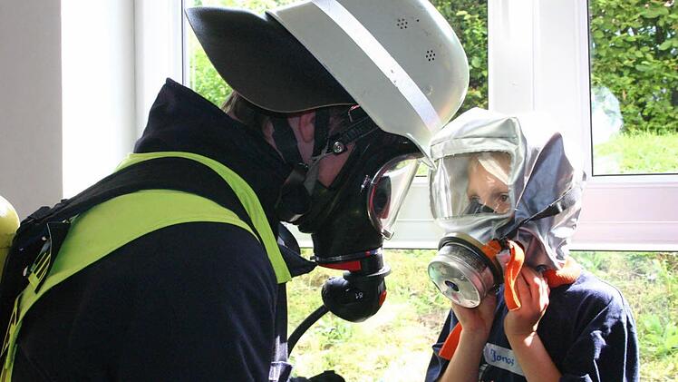 Seit Jahren gehen die Feuerwehren des Kreises Lichtenfels in Kindergärten und Schulen, um Nachwuchs zu werben. Foto: Matthias Einwag