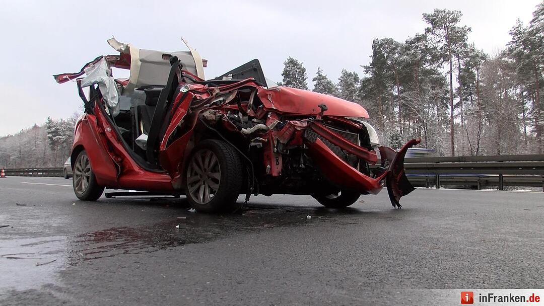 Schwerer Verkehrsunfall auf A3 bei Tennenlohe