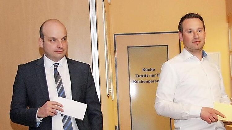 Ortssprecher Fabian Nöth (rechts), der zu einer Versammlung der Bürger geladen hatte, gab zusammen mit 2. Bürgermeister Michael Kastl Auskunft über aktuelle Themen. Foto: Matthias Nöth