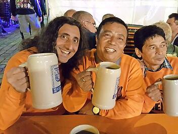 Alberto, Santa und Shree besuchten gemeinsam auch das Herzogenauracher Altstadtfest.  Foto: privat