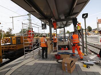 An den Bahnsteigen herrscht Hochbetrieb. Lautsprecher und Hinweisschilder werden angebracht und die Beleuchtung wird installiert. Fotos: Josef Hofbauer