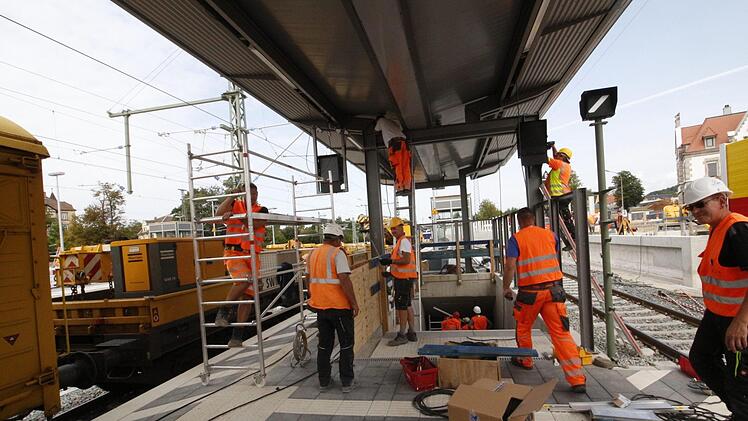 An den Bahnsteigen herrscht Hochbetrieb. Lautsprecher und Hinweisschilder werden angebracht und die Beleuchtung wird installiert. Fotos: Josef Hofbauer