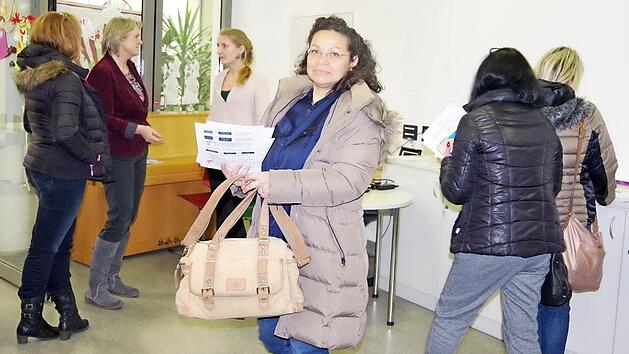 Stephanie Wei&szlig; (3. v. l.) sensibilisierte Eltern an der Grundschule Wilhelmsthal f&uuml;r einen verantwortungsvollen Umgang ihrer Kinder mit Handy und Smartphone. Das Interesse war gro&szlig;. Foto: Heike Sch&uuml;lein