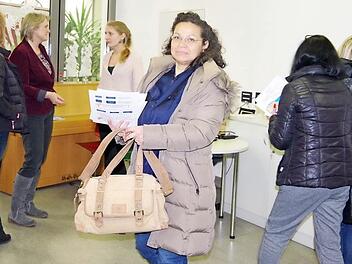 Stephanie Weiß (3. v. l.) sensibilisierte Eltern an der Grundschule Wilhelmsthal für einen verantwortungsvollen Umgang ihrer Kinder mit Handy und Smartphone. Das Interesse war groß. Foto: Heike Schülein