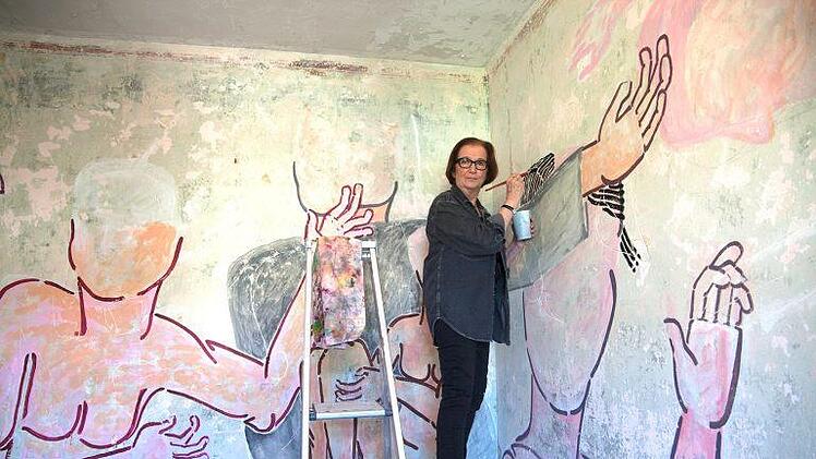 Linde Unrein hat ein Zimmer komplett ausgemalt. Genau in diesem Zimmer hatten zwei Besucher einen Teil ihrer Kindheit verbracht. Oliver Schikora