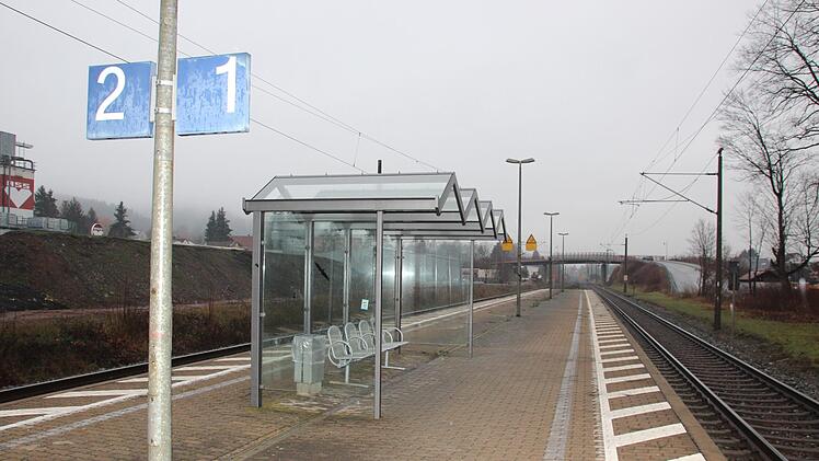 Blick auf die Gleise am Haltepunkt Stockheim. Foto: Andreas Schmitt