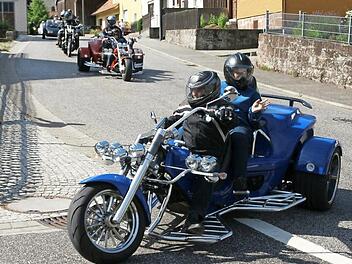 Endlich sind sie da: Nach f&uuml;nf Jahren besuchte eine Motorradgruppe aus Main-Spessart bei ihrer Ausfahrt mit Menschen mit Behinderung wieder Elke Bohn und ihre Spedition in Rupboden. Die Rast wurde zu einem sch&ouml;nen Fest. Fotos: Steffen Standke