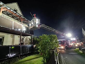 Ebensfeld: Wohnhaus in Flammen - 84 Feuerwehrkräfte im Einsatz