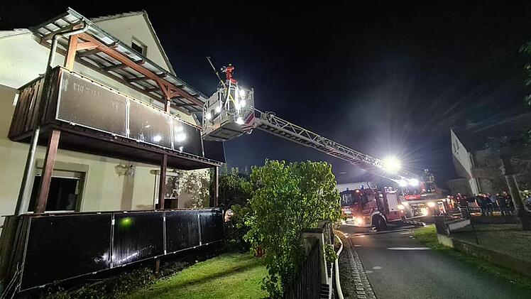 Ebensfeld: Wohnhaus in Flammen - 84 Feuerwehrkräfte im Einsatz