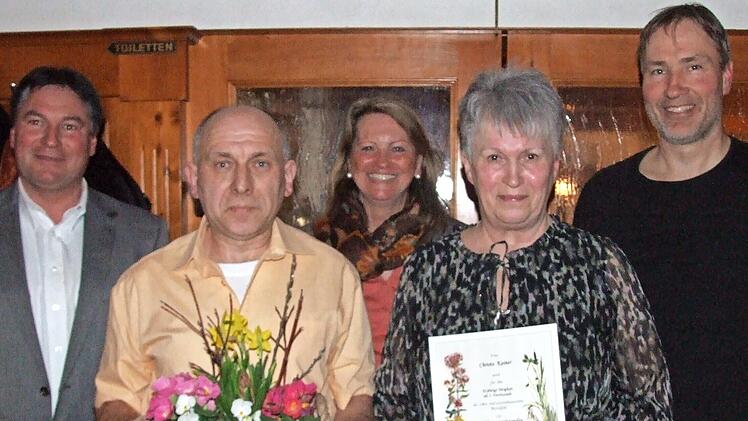 Es gratulieren (v. l.) Stadtrat Bernd Krauß, Vorsitzender Ulli Zech, Zweite Bürgermeisterin der Stadt Lichtenfels Sabine Rießner und Kreisfachberater Michael Stromer. Jürgen Panzer