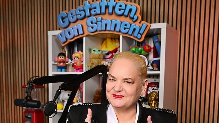 Hella von Sinnen wurde 1959 als Hella Kemper geboren. Nach ersten Erfolgen im Kabarett wurde sie in den 1980er-Jahren bundesweit bekannt. Zu ihren popul&auml;rsten Fernseharbeiten z&auml;hlen "Alles Nichts Oder?!" und "Genial daneben".