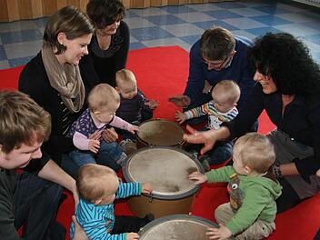 Zu einem Eija-Lied trommeln die Babys schon selbst - und meistens sogar im Rhythmus. Fotos: Sonja Adam