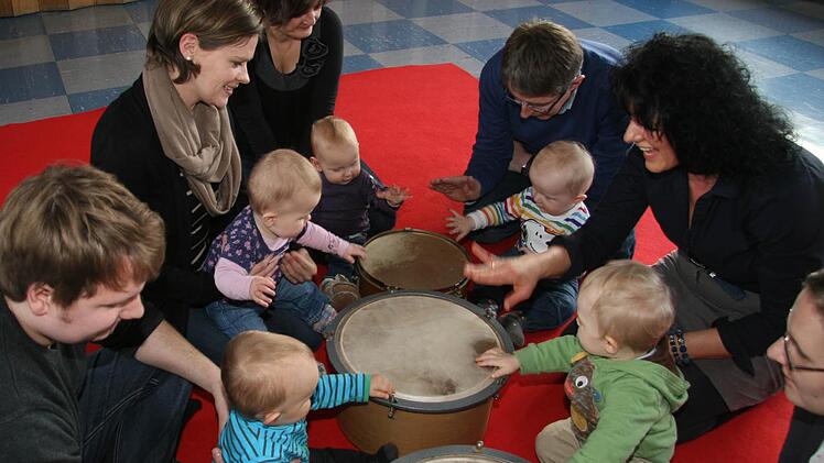 Zu einem Eija-Lied trommeln die Babys schon selbst - und meistens sogar im Rhythmus. Fotos: Sonja Adam