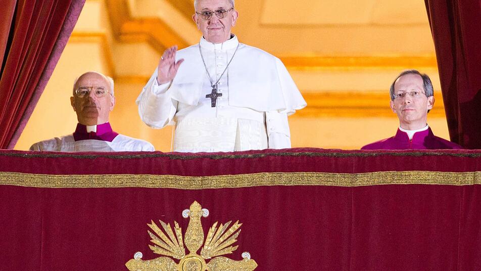 Kardinal Bergoglio winkt am 13.03.2013 als neuer Papst Franziskus I. im Vatikan vom Balkon. Foto: dpa