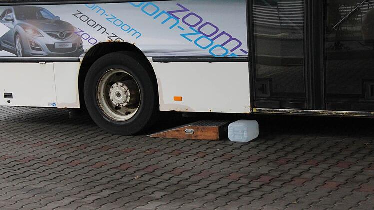 Was passiert, wenn der Bus über den Kanister rollt?