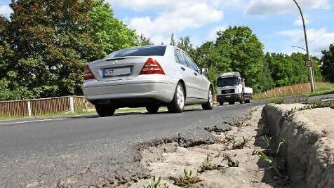Weil unklar ist, wann die Kreuzung ausgebaut wird, müssen nun zumindest die größten Mängel beseitigt werden. Fotos: Ralf Ruppert