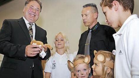 Als Haselmäuse verkleidete Buben und Mädchen vom Kindergarten St. Jakobus in Burgwindheim übergaben Minister Helmut Brunner (links) eine Haselmaus. Mit im Bild ist Thomas Köhler (Zweiter von rechts) von der Initiative "Artenschutz in Franken", ebenfalls aus Burgwindheim.