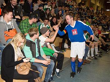 Sowohl Spieler als auch Zuschauer waren beim Benefiz-Hallenturnier in Michelau bester Laune. Foto: K. Gagel