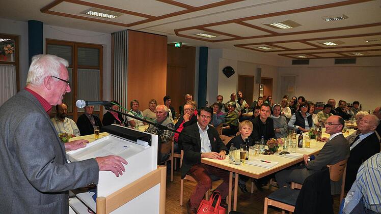 Wilhelm Wolpert (links), der den Verein "Haßfurt hilft" mit elf Mitstreitern 1995 aus der Taufe hob und bis 2014 dessen Vorsitzender war, gab bei der Feier zum 20-jährigen Bestehen des Vereins einen humorvollen Rückblick auf die Anfänge.