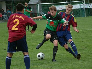 SV W/Neuengrün - FC Burggrub: Florian Schuberth (links) wird vom Burggruber Johannes Grünbeck bedrängt. Lukas Schwarz (Nr. 2) beobachtet diesen Zweikampf. Foto: Hans Franz