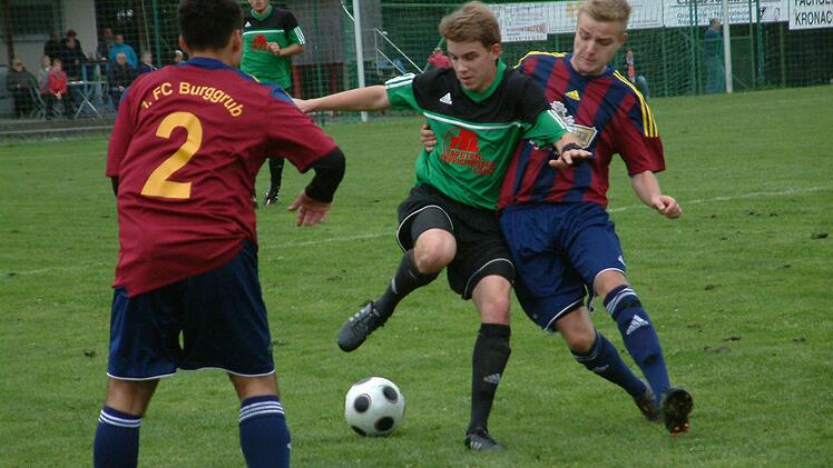 SV W/Neuengrün - FC Burggrub: Florian Schuberth (links) wird vom Burggruber Johannes Grünbeck bedrängt. Lukas Schwarz (Nr. 2) beobachtet diesen Zweikampf. Foto: Hans Franz