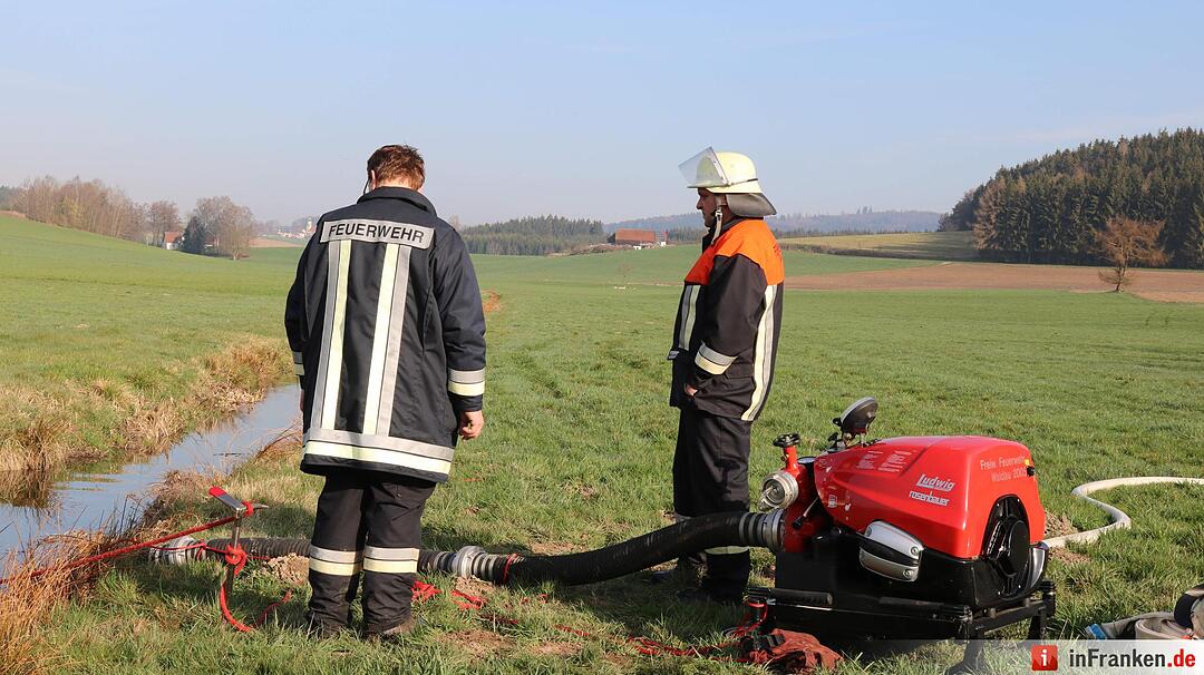 Mit 25.000 Liter Guelle beladener Lkw kippt um