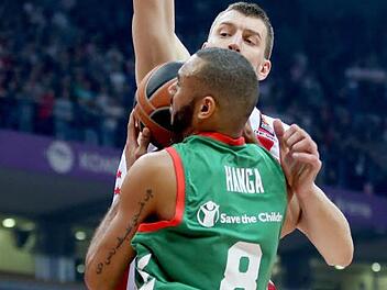 Der 2,14-Meter-Riese Ognjen Kuzmic (hinten) ist Roter Sterns effektivster Spieler. Hier stoppt er Vitorias Adam Hanga. Foto: dpa