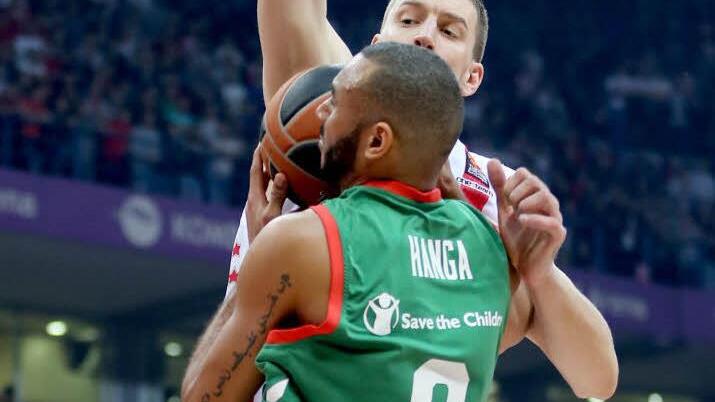 Der 2,14-Meter-Riese Ognjen Kuzmic (hinten) ist Roter Sterns effektivster Spieler. Hier stoppt er Vitorias Adam Hanga. Foto: dpa