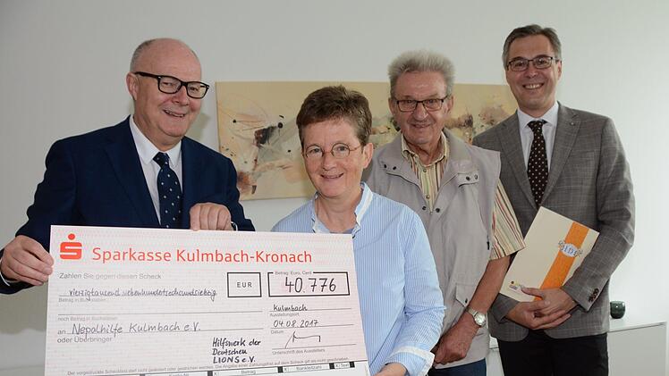 Mit 40 776 Euro unterstützen die Deutschen Lions den Schulneubau. Unser Bild zeigt Jörg Naumann, den Vorstandsvorsitzenden der Stiftung der Deutschen Lions, die Vorsitzende des Kulmbacher Nepalhilfe-Vereins, Sonja Promeuschel, Ehrenvorsitzenden Peter Pöhlmann und Schatzmeister Stefan Fechner. Foto: Dagmar Besand