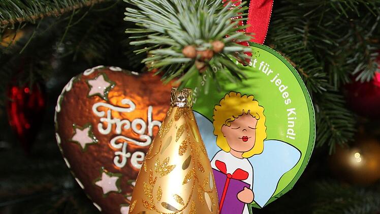 Ab sofort können Kinderwünsche vom Weihnachtsbaum in der Sparkasse Coburg-Lichtenfels gepflückt werden.Christiane Lehmann