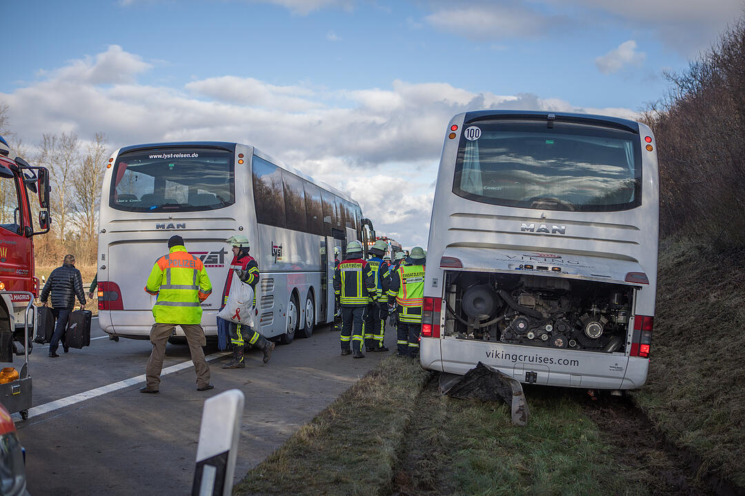 Mittelfranken: Bus mit 26 Schülern verunglückt auf A7 – mehrere Verletzte