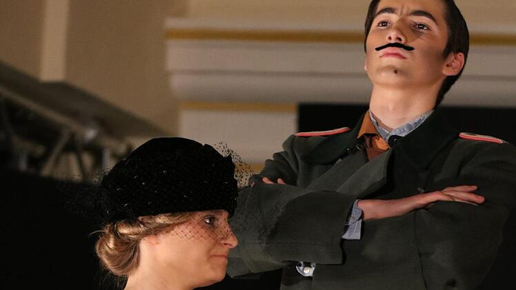 Politische Parabel: Das Franz-Miltenberger-Gymnasium inszenierte "Arturo Ui" von Bertolt Brecht. Der aufhaltsame Aufstieg eines Gangsterbosses in Chicago zeigt, wie Macht Menschen manipuliert. Foto: Sebastian Schmitt