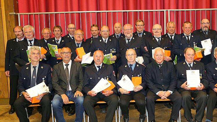 Seit 40 Jahren im Feuerwehrdienst wurden diese Feuerwehrleute in der  Moll-Halle geehrt.