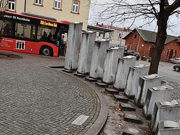 Seiner Idee beraubt ist der Zeitbrunnen auf dem Bahnhofsplatz: Das Wasser, das die Zeit anzeigt, sprudelt schon lange nicht mehr. Foto: Ekkehard Roepert