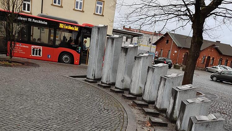 Seiner Idee beraubt ist der Zeitbrunnen auf dem Bahnhofsplatz: Das Wasser, das die Zeit anzeigt, sprudelt schon lange nicht mehr. Foto: Ekkehard Roepert