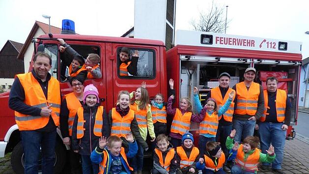 2017 wurde die Kinderfeuerwehr Kleingesee  gegründet,  links der damalige Kommandant und Dritte Bürgermeister  Manfred Eckert (CSU). Das Feuerwehrauto im Hintergrund erhält nun die  Feuerwehr Behringersmühle: Foto: Thomas Weichert/Archiv