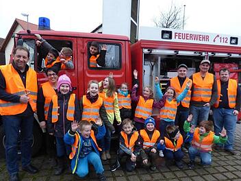 2017 wurde die Kinderfeuerwehr Kleingesee  gegründet,  links der damalige Kommandant und Dritte Bürgermeister  Manfred Eckert (CSU). Das Feuerwehrauto im Hintergrund erhält nun die  Feuerwehr Behringersmühle: Foto: Thomas Weichert/Archiv