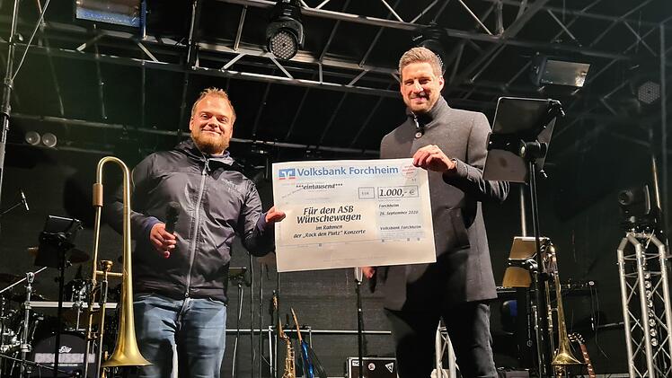 Lukas Hänsch erhielt einen Scheck von Christoph Rüger von der Volksbank. Foto: Carmen Schwind