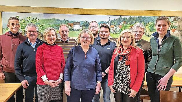 Albert Blersch (von links), Manfred Amon, Gerda B&ouml;ttinger, Reinhard Behr, Ulrike K&ouml;berlein, Gert Lechner, Johannes Luft, Melanie Huml, Joseph K&ouml;berlein und Angelika Saffer haben bei der Hauptversammlung unter anderem &uuml;ber die Ganztagsbetreuung ges...