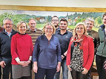 Albert Blersch (von links), Manfred Amon, Gerda Böttinger, Reinhard Behr, Ulrike Köberlein, Gert Lechner, Johannes Luft, Melanie Huml, Joseph Köberlein und Angelika Saffer haben bei der Hauptversammlung unter anderem über die Ganztagsbetreuung ges...