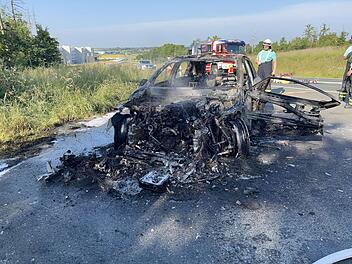 Schreckens-Unfall im Kreis Hof: Fahrendes Auto gerät plötzlich in Brand