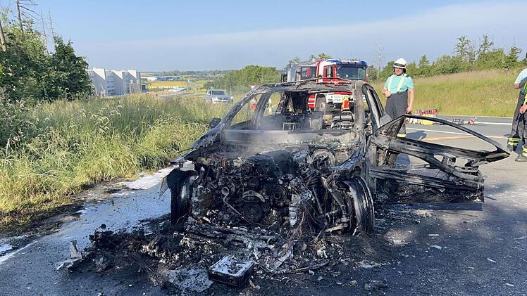 Schreckens-Unfall im Kreis Hof: Fahrendes Auto gerät plötzlich in Brand