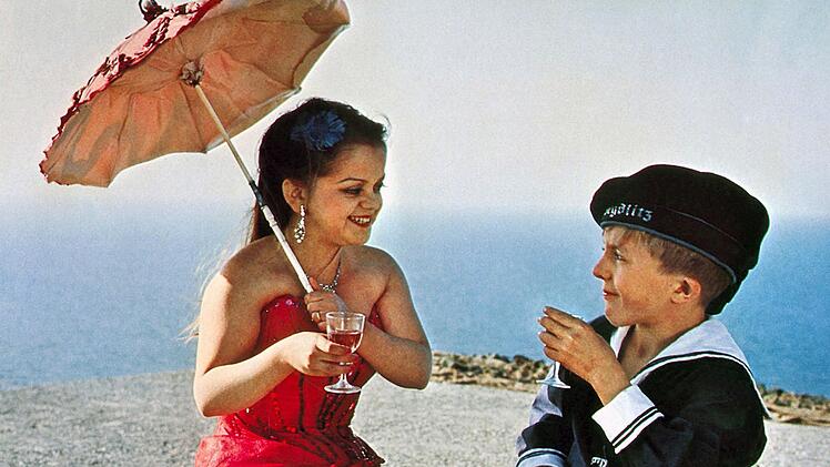 Oskar (David Bennent) trifft auf einen Wanderzirkus und lernt dabei die entz&uuml;ckende Roswitha Raguna (Mariella Oliveri) kennen.